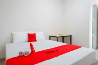 RedDoorz near Lippo Plaza Buton Hotels in Wolio