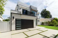 Posh Luxury Modern Home with Pool Spa and Rooftop Deck Các khách sạn gần Los Encinos State Historic Park