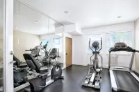 Beautiful 1st floor poolside 2-bedroom condo 5 min walk to Old Town Scottsdale..