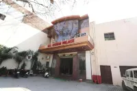 Hotel Mohan Palace Hotel dekat Nithya Beauty Parlour Rudain