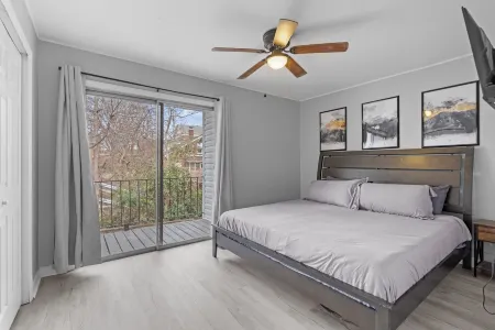 Modern Townhome w/ Balcony • Walk to FUSE Stadium Отели рядом с достопримечательностью «Парк штата Кроудерс Маунтин»