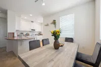 Cozy 2-bedroom apartment 7 min from Disneyland! Free parking and pool!