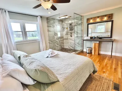 Flowing Meadow, Hot Tub, Peaceful Setting, King Bed, Inviting Shower, Parkway