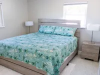 NEW! The Seafoam Bungalow - close to beaches! 라르고 호텔