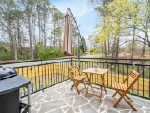 Kennesaw Charm-3 Min to Downtown & Pet Friendly! Hotels in Kennesaw