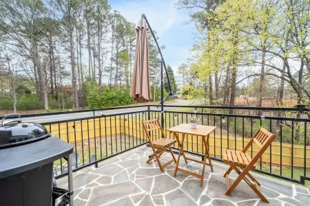 Kennesaw Charm-3 Min to Downtown & Pet Friendly! Отели рядом с достопримечательностью «Museum of History and Holocaust Education»