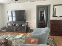 Why Drive When you can Walk? Off Dickson Top Floor Apartment