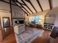 Newly renovated 2BR house, FREE CAR w/beach sticker, pet friendly, sleeps 8