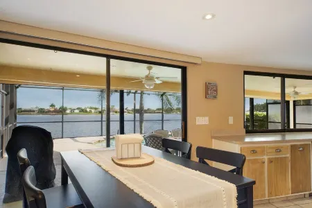 Exquisite Lakeview Oasis: Charming 3 bd, 2 bath vacation rental with heated pool