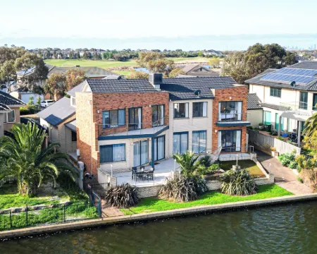 Stayau 6Br Deluxe Lakeview House Point Cook Hotels in Point Cook
