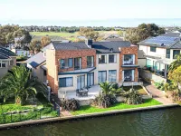 Stayau 6Br Deluxe Lakeview House Point Cook - parking