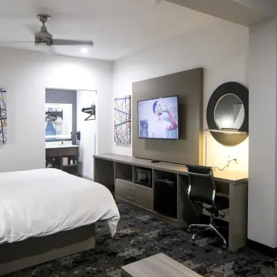 House Hotel Отели рядом с достопримечательностью «Торговый центр "Уэст-Оукс"»