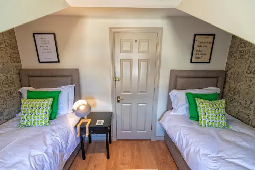3 Bedroom House - a Very British Place to Stay - Near City Centre ! - Bungalows