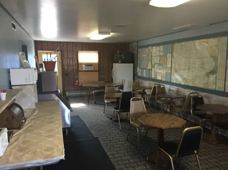 Burr Oak Motel Отели в г. Алгона