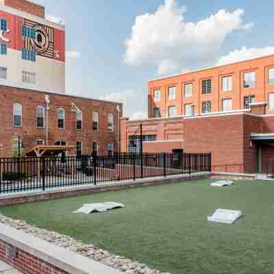 100 Year-Old Historic Brick 2Br Loft & Large Patio & Hammocks & High Ceiling Hotel Exterior