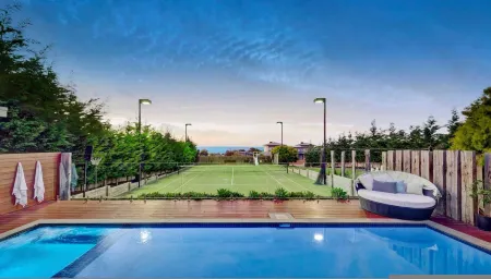 Stanford Luxury Pool Sauna Spa Tennis Court