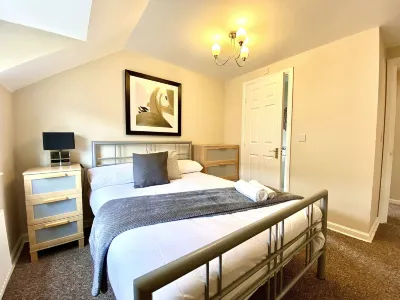 Aylesbury Contractor & Staycation Home Hotels near Limes Avenue Baptist Church