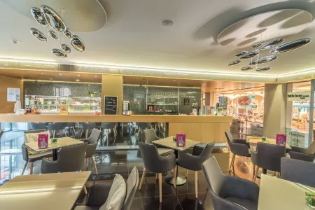 Hotel Zena Beauty & Shopping Center Отели рядом с достопримечательностью «Термальное озеро Хевиз»