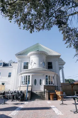 The Bell Inn Hotels in Peabody