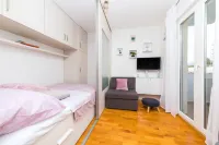 Spacious Studio with Balcony, Close to the Znjan Beach