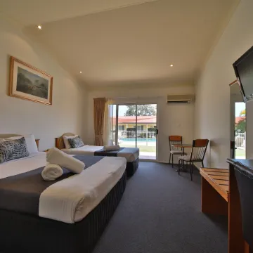 Emerald Explorers Inn