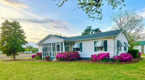 Quaint costal farm cottage, on a working farm, just mere miles from beaches!