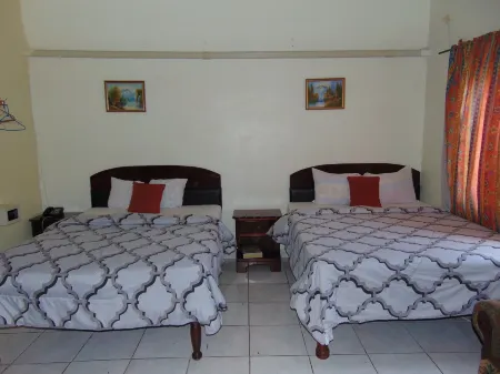 Tropical Court Hotel Отели рядом с достопримечательностью «Докторс Кейв Бич»