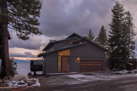 Lakeview by AvantStay Private Waterfront Cabin on Lake Tahoe w Hot Tub Views