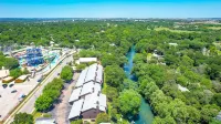 Luxurious Riverfront Condo Just 1 Blk to Schlitterbahn! Hoteles en New Braunfels