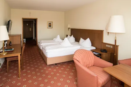 Weinhotel Rose Отели в г. Випфельд