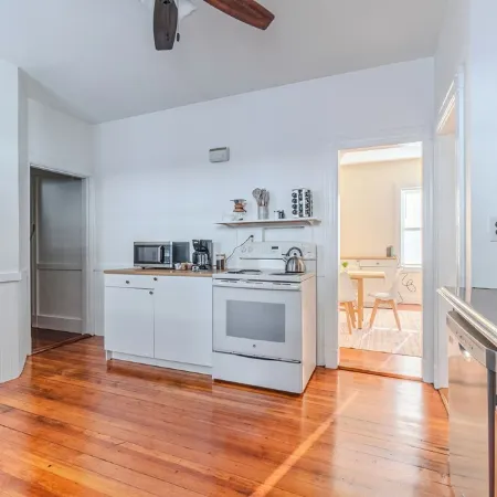 Spacious 3BDR near Harvard/5-Min Walk to Train - Davis Sq / Free Parking!