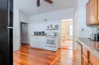 Spacious 3BDR near Harvard/5-Min Walk to Train - Davis Sq / Free Parking! Hotels in Somerville