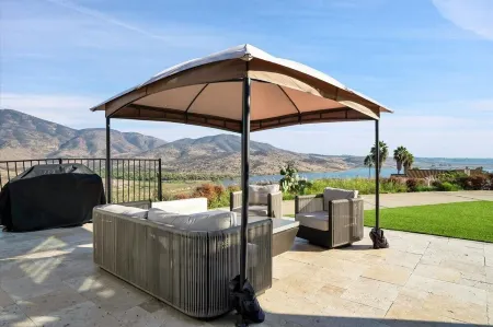 Luxury 4 BR w/ Serene Lake Views