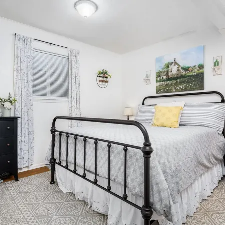 Bright & Trendy Cottage Close to Downtown Albany & Near OSU, Sleeps 4