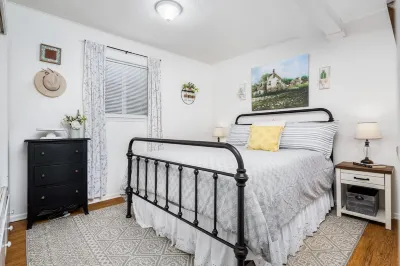 Bright & Trendy Cottage Close to Downtown Albany & Near OSU, Sleeps 4