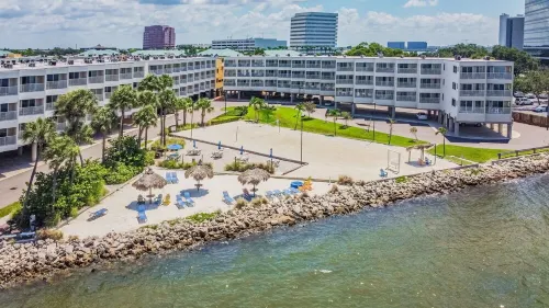 1 Bedroom, Sleeps 4, Waterfront Balcony, Full Kitchen, Pool, A.C., Smart TV