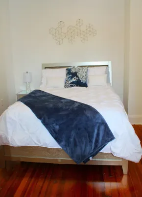 The Hearth! On site parking! Minutes to restaurants, groceries and nightlife. 블루밍데일 호텔