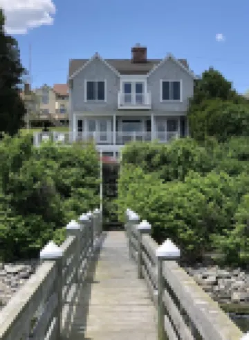 Waterfront vacation home with a dock Hotels in Portsmouth