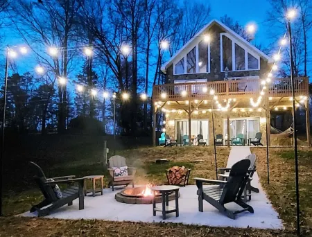 "Cottage On The Cove"  Private Lakefront Paradise with Paddleboards & Kayaks