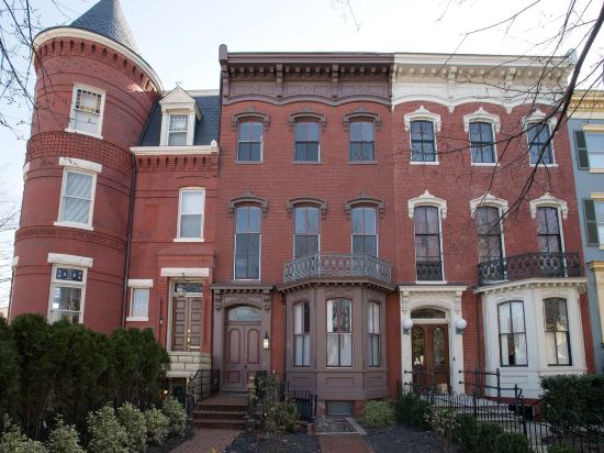 Stylish Retreat with Dedicated Workspace and Patio - Elegant Urban Escape