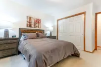 Majestic Home by the River Pool Table and Fire Pit Hotels in Post Falls