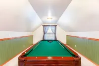 Majestic Home by the River Pool Table and Fire Pit Hotels in Post Falls