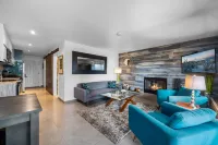 Enchanting Forest Views and Resort Amenities - Charming Nature Retreat Hôtels à : Comte de Deschutes