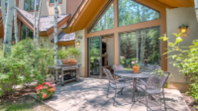 Charming Ski Access and Community Amenities - Delightful Alpine Retreat