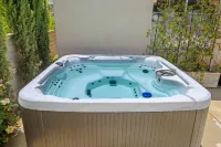 Charming Family Home with Jacuzzi and Outdoor Hot Tub - Delightful Retreat