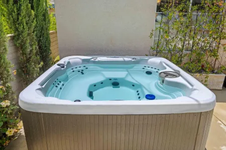 Charming Family Home with Jacuzzi and Outdoor Hot Tub - Delightful Retreat