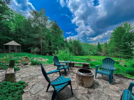 Tranquil Nature Oasis with Gazebo and Mountain Views - Serene Charming Retreat