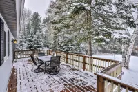 Riverfront Deck and Fire Pit Experience - Stunning Modern Retreat