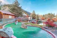 Bright condo with WiFi, balcony, pools & hot tubs - walk downtown