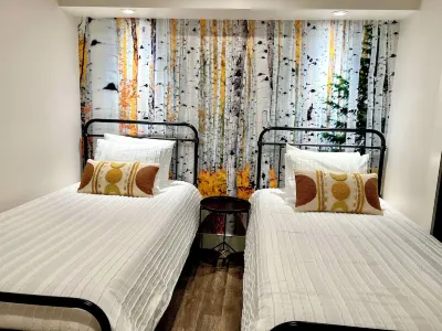 A Cozy and a Modern Retreat. Newly renovated -2 bed 1bath. Walk to everything! Hotels near Bear Creek Falls